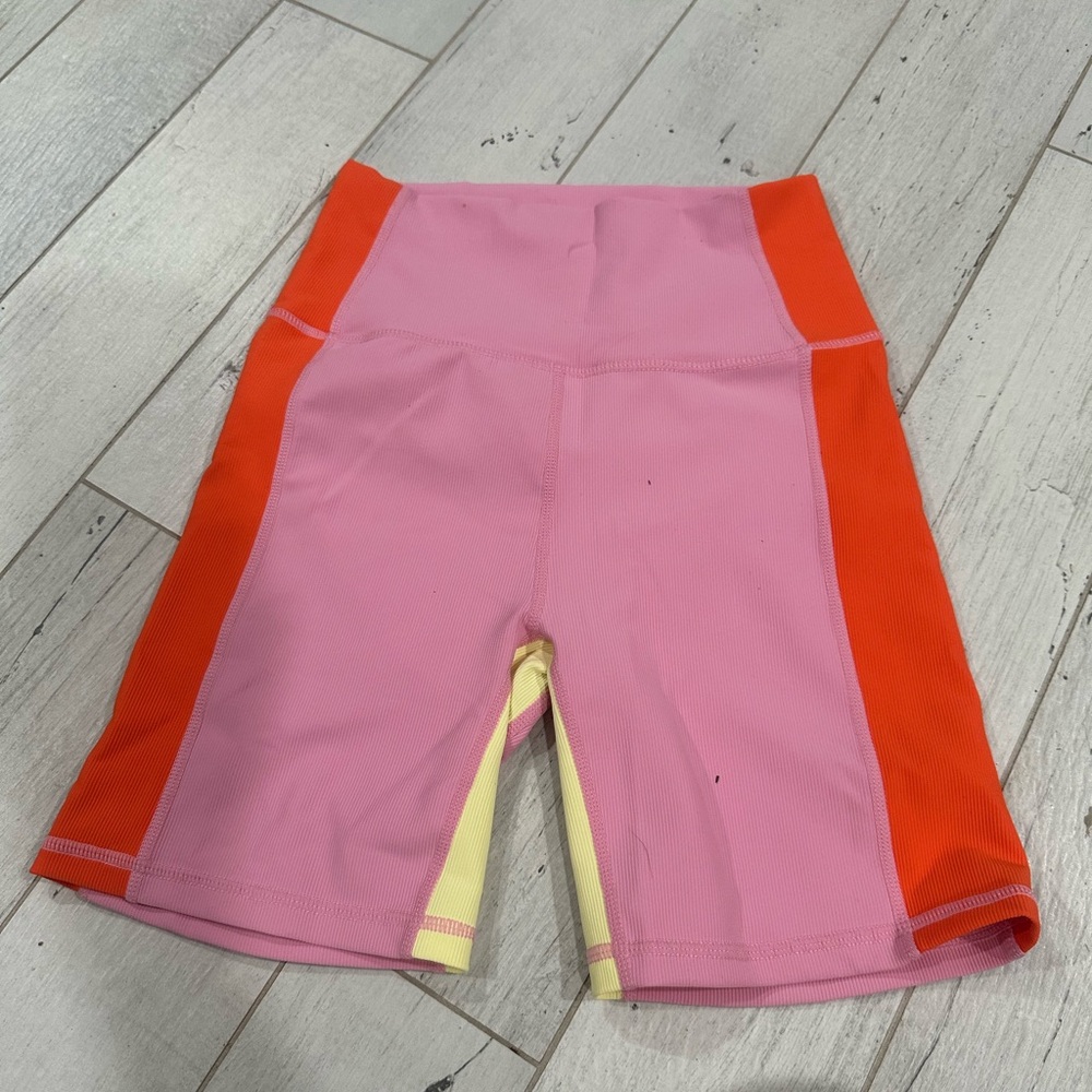 New Wilo Women’s shorts size S color multi